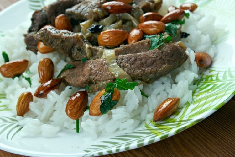 الأرز باللحمة المحمرة