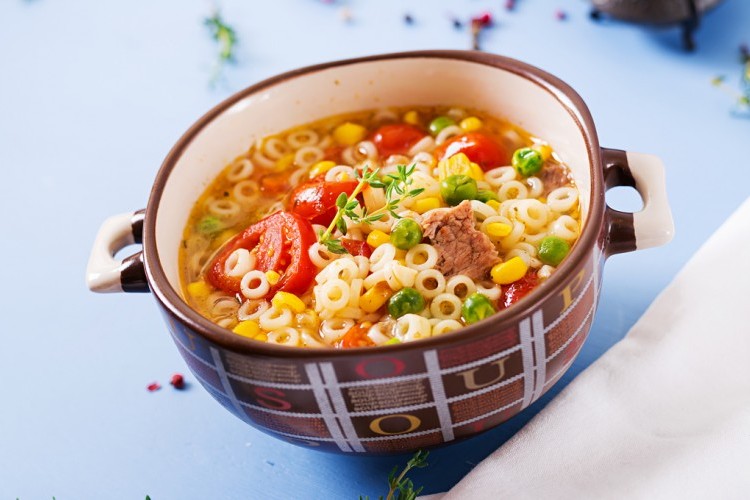 شوربة اللحم بالخضار والمكرونة