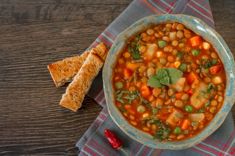 شوربة العدس مع الخضار على الطريقة الإيطالية