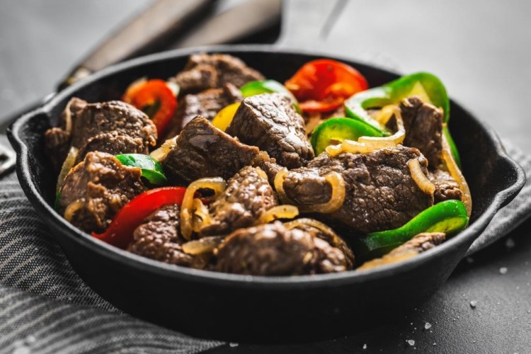 صاجية اللحم بالطماطم