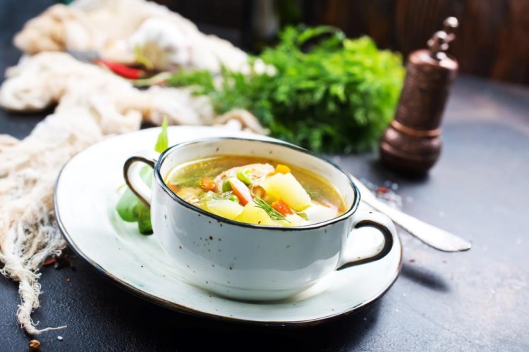 شوربة الدجاج مع الخضار مثل المطاعم