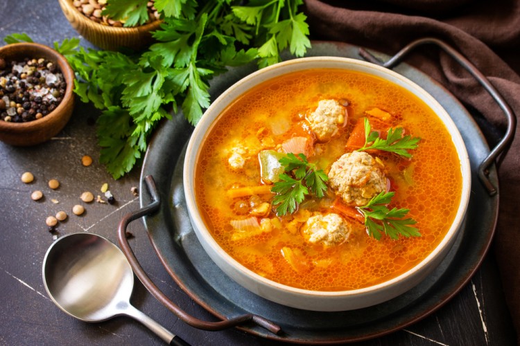 شوربة كرات اللحم بالخضار