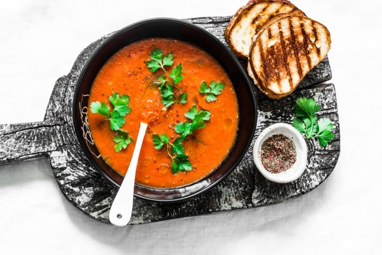 شوربة الطماطم المشوية مع الأعشاب