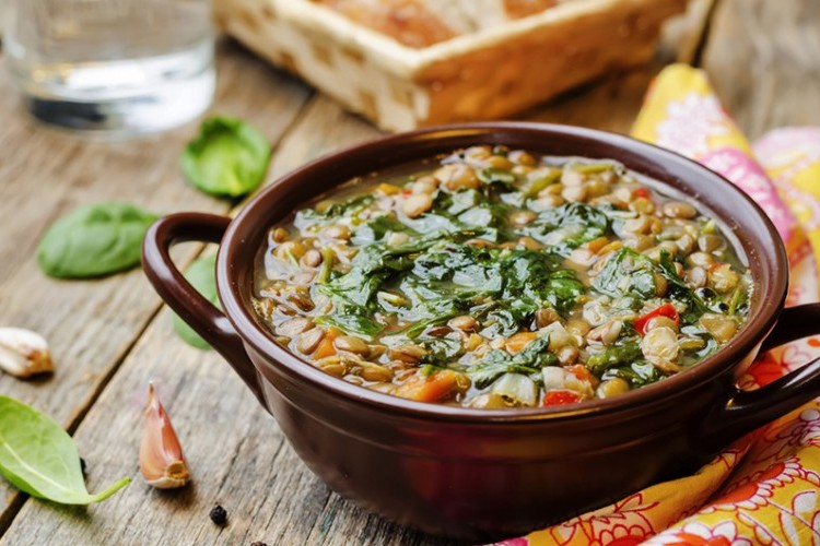 شوربة العدس بالسبانخ